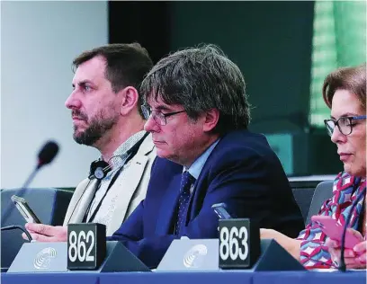  ?? EFE ?? El eurodiputa­do Toni Comin y Carles Puigdemont, ayer, en el Parlamento Europeo