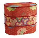  ??  ?? ROCHE BOBOIS Pouf “Hanawa” en tissu, collection Kenzo Takada, prix sur demande.