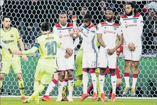  ?? JEAN-PAUL PELISSIER / REUTERS ?? El delantero argentino Lionel Messi botando una falta que se estrelló en la barrera, anoche en Lyon