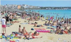 ?? FOTO: DPA ?? Badende im Jahr 2016 auf Mallorca: Für die Reisenden werde es „ein ruhiger Urlaub werden – keine Partys, kein Freibier“, sagt Tui-Chef Andryszak.