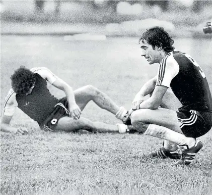  ??  ?? Racing 1983. Mario Rizzi refleja toda la desazón de la Academia, que necesitó de dos años para volver.