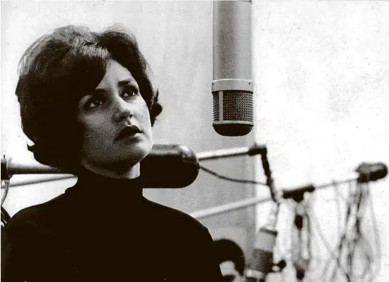  ?? Paulo Lorgus /Acervo UH ?? A cantora Dulce Nunes, em estúdio de gravação, em novembro de 1965