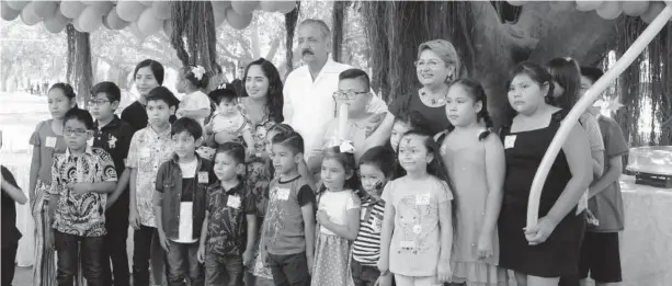  ?? FOTO: JOSÉ BETANZOS ?? >El alcalde de Culiacán y la presidenta del DIF Culiacán en compañía de algunos de los niños en el festejo.