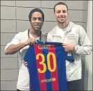  ?? FOTOS: FCB ?? Ronaldinho, con Stephen Curry