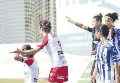  ??  ?? Belén protesta la anulación de un gol a la delantera pacense.