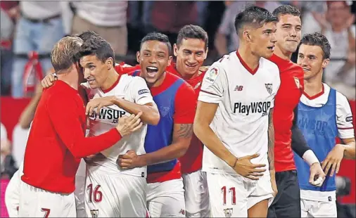  ??  ?? EL HÉROE DE LOS PALACIOS. Krohn Delhi, Muriel, Ganso, Correa y Soria celebran con Navas el importante gol del 1-0 de Navas.