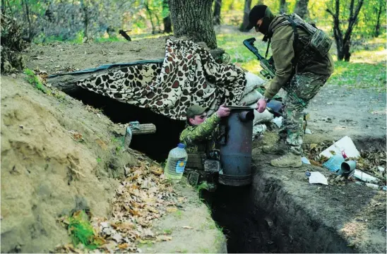  ?? AP ?? Un militar ucraniano en las trincheras que excavaron los rusos, ayer, en Jersón