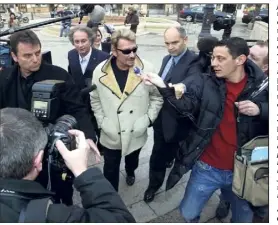  ?? (Photo Patrice Lapoirie) ?? Francis Moya, à gauche, accompagna­nt Johnny sur la place du palais de Justice de Nice avec l’avocat du chanteur en arrière-plan, Me Portejoie, et Jimmy son garde du corps parisien, à droite, en .
