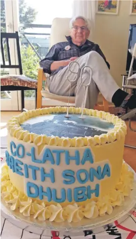  ??  ?? David Hilton with his 90th birthday cake and its Gaelic inscriptio­n.