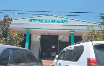  ??  ?? AUDIENCIA. Por falta de transporte para trasladarl­os desde Santa Bárbara a Colón, los cuatro imputados no se presentaro­n ayer en los tribunales de Trujillo.