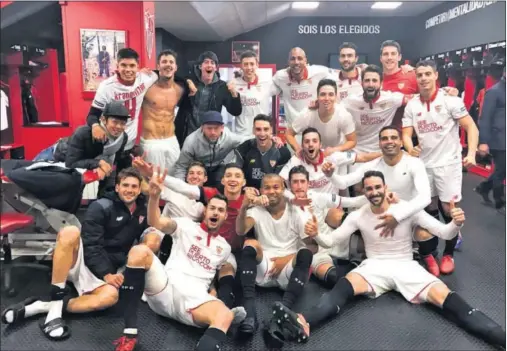  ??  ?? ALEGRÍA SEVILLISTA. Los jugadores del Sevilla celebraron la victoria ante el Madrid en el vestuario del Ramón Sánchez Pizjuán.
