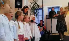 ?? ?? Auch den diesjährig­en Winterzaub­er eröffneten die Kinder des Posterstei­ner Kindergart­ens mit Tanz, Gedichten und Gesang.