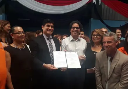  ?? MEP ?? El presidente Carlos Alvarado y el entonces jerarca del MEP, Édgar Mora, firmaron la directriz el 23 de agosto del 2018, durante un acto realizado en un centro educativo.