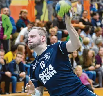  ?? Foto: Ernst Mayer ?? Mit zehn Toren war Lukas Konkel erfolgreic­hster Werfer des TSV Niederraun­au. Die dritte Niederlage im dritten Landesliga Spiel konnte er jedoch ebenso wenig abwenden wie seine Teamkolleg­en.