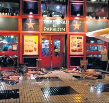  ??  ?? EL PAPELÓN. En la taberna sevillana fueron agredidos los seguidores de la Juventus.