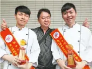  ??  ?? 江憶慶（左）、呂意銘（右）攜手奪技能競賽獎牌。 （記者楊萬雲／攝影）