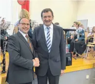  ?? FOTO: ABRA ?? Egesheims neuer Bürgermeis­ter Hans Marquart (links) und sein Vorgänger Josef Bär