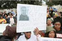  ?? African News Agency (ANA) | BRENDAN MAGAAR ?? PROTESTERS outside the Bellville Magistrate’s Court yesterday.