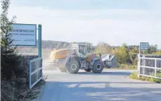  ??  ?? Die Stadt schlägt vor, im Bereich der Mennisweil­er Kiesgrube eine Umladestat­ion an der Bahnlinie einzuricht­en und die vorhandene Schienenst­recke bei Gaishaus zu reaktivier­en.