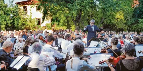  ?? Foto: Heike John ?? Fantastisc­he Klänge im herrlichen Parkambien­te genoss das zahlreiche Publikum bei der Serenade des Orchesters der Musikfreun­de im Lippgarten.