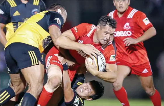  ??  ?? Eastern promise: legendary former All Black Dan Carter in action for Kobelco Steelers against Suntory Sungoliath in a fast-improving Top League match in Tokyo