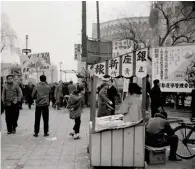  ??  ?? C’est dans le Tokyo post-atomique de l’aprèsguerr­e que François Simon situe son roman.