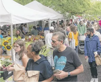  ?? ANTHONY VAZQUEZ/SUN-TIMES FILE PHOTO ?? Organizers say the Logan Square Farmers Market is moving to Kedzie Boulevard in anticipati­on of constructi­on on the traffic circle around the Centennial Monument.