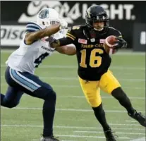  ?? CATHIE COWARD, THE HAMILTON SPECTATOR ?? Brandon Banks makes one of his six catches against the Argonauts.