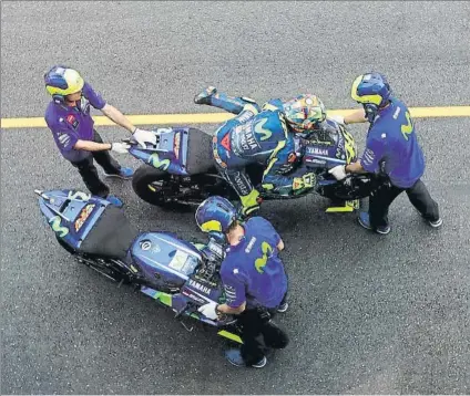  ?? FOTO: AP ?? Valentino Rossi durante un ensayo de flag to flag en el warm up de Brno Espectacul­ar pero aún entraña peligro para todos