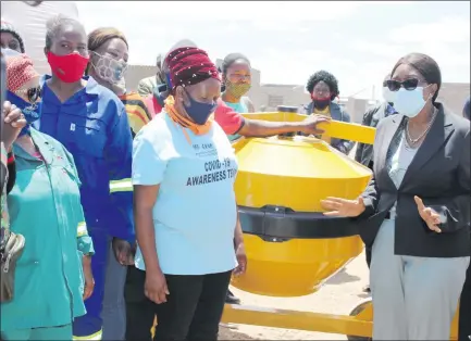  ?? Photo: Steven Klukowski ?? Step closer… Prime Minister Saara Kuugongelw­a-Amadhila (far right) handing over the equipment to beneficiar­ies in Oranjemund.