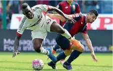  ??  ?? Caduta Mario Balotelli «atterrato» sul prato di Genova (Ansa)