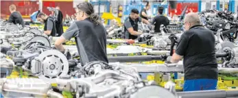  ?? FOTO: SEBASTIAN GOLLNOW/DPA ?? Montage im Mercedes-Benz-Werk in Sindelfing­en.