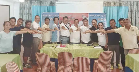  ?? CONTRIBUTE­D FOTO ?? MOVING FORWARD. Rodney Orale (seventh from right) and other members of the Central Visayas Football Associatio­n meet with football stakeholde­rs in Bohol to discuss their plans and program for the province.