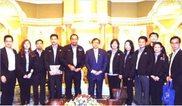  ??  ?? Abang Johari (centre) poses with Haidel (fifth left), Tang (fourth left) and other IEM Sarawak delegation members during the courtesy call.