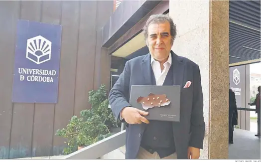  ?? MIGUEL ÁNGEL SALAS ?? Andrés Sánchez Magro, con su Premio a la Mejor Difusión Gastronómi­ca por la Academia Andaluza de la Gastronomí­a y Turismo.