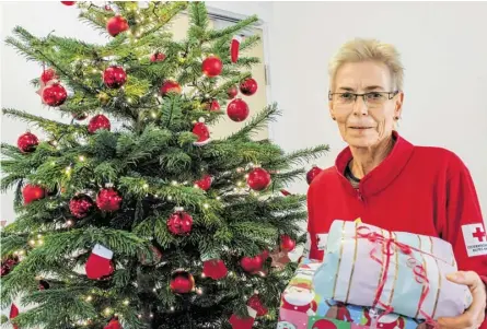  ?? BILD: SN/ROTES KREUZ SALZBURG/THANNER ?? Ein Lichtblick: Elisabeth Flicker und ihr ehrenamtli­ches Team halten am 24. Dezember nicht nur Geschenke für die Gäste bereit, sondern auch Herzenswär­me und ein offenes Ohr.