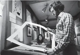  ?? Jack Manning/New York Times 1975 ?? Renowned gallerist Margo Feiden (center), shown with husband Stanley Goldmark in 1975, was best known for the more than 30 years she spent representi­ng caricaturi­st Al Hirschfeld.