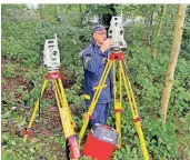  ?? FOTO: RÜHL ?? Klaus Schippel
untersucht den Damm der Steinbacht­alsperre nach Bewegungen.