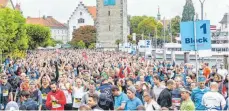  ?? FOTO: CHRISTIAN FLEMMING ?? Mehrere Tausend Läufer gehen jedes Jahr in Lindau an den Start. Ob und wie der 3-Länder-Marathon im Oktober stattfinde­t, ist noch unklar.