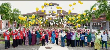  ??  ?? Students who previously studied at Sekolah Seri Puteri released gold balloons as a mark of its 50th anniversar­y celebratio­ns to be held next year.