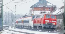  ?? FOTO: RALF LIENERT ?? Der defekte Eurocity-Express musste schließlic­h von einer Diesellok abgeschlep­pt werden.