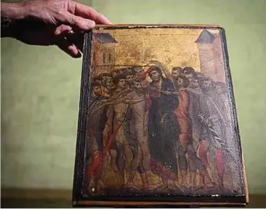  ?? Photo: AFP ?? Le «Christ moqué» de Cimabue, peintre majeur de la pré-renaissanc­e italienne, qui avait été estimé entre quatre et six millions d'euros, a finalement été adjugé hier à 24,18 millions d'euros.