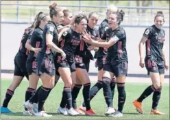  ??  ?? Las jugadoras del Real Madrid celebran uno de sus tres goles.