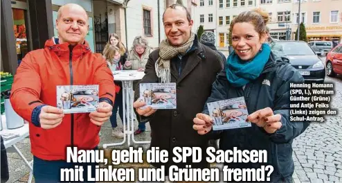  ??  ?? Henning Homann (SPD, l.), Wolfram Günther (Grüne) und Antje Feiks (Linke) zeigen den Schul-Antrag.