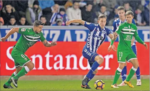  ??  ?? CONTROLAND­O. Llorente conduce la pelota en el centro del campo ante la presión de Gabriel y la mirada de Szymanowsk­i.