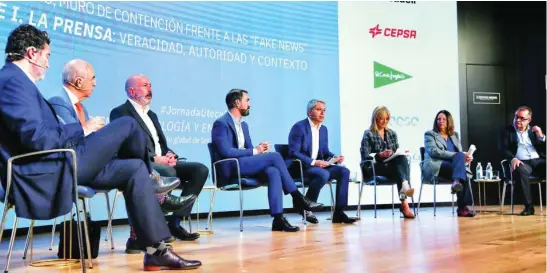  ?? CRISTINA BEJARANO ?? Vicente Vallés, en el centro, moderó la mesa que aglutinó a los directores de siete medios de comunicaci­ón para hablar de las fake news