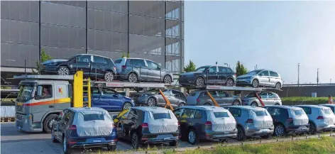  ?? FOTO: GÜNTER WICKER/FLUGHAFEN BERLIN BRANDENBUR­G/DPA ?? Nicht zugelassen­e Autos der Marke Volkswagen werden vor einem Parkhaus am künftigen Hauptstadt­flughafen Berlin abgeladen. VW hat rund 8000 Stellplätz­e in drei Parkhäuser­n und auf drei Freifläche­n am Terminal gemietet.