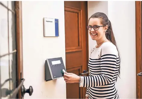  ?? FOTO: LARS FRÖHLICH ?? Vanessa Daheim meldet sich mit ihrem Chip bei der digitalen Arbeitszei­terfassung im Rathaus an.
