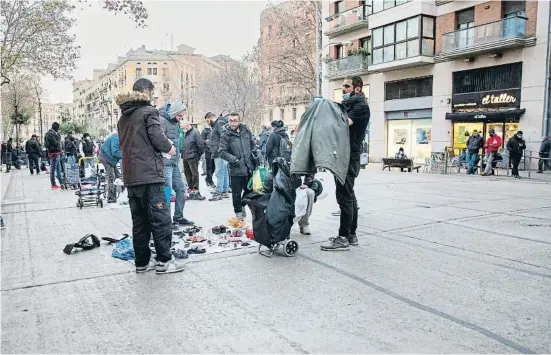  ?? MarÉ ESPIrOSa ?? La venda ambulant sense permís té lloc sobretot a les tardes fins que arriben els agents de la Guàrdia Urbana