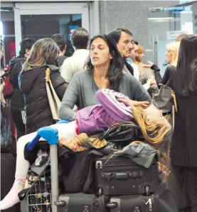  ?? BOEMO. ?? Varada. Una pasajera, clavada en Aeroparque hace una semana.